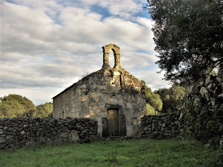 chiesetta romanica in area di un villaggio scomparso